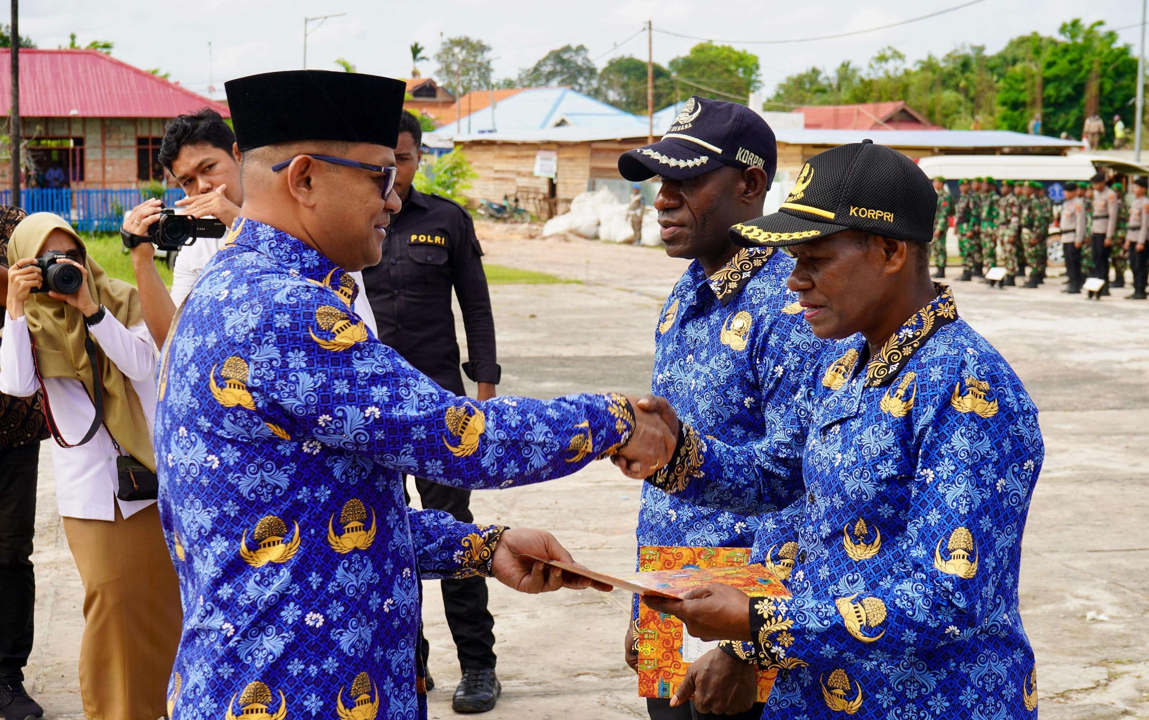 Pj. Bupati Mappi Serahkan SK Bupati Pengangkatan CPNS Dan PPPK Formasi 450 THK-2 Tahun 2021