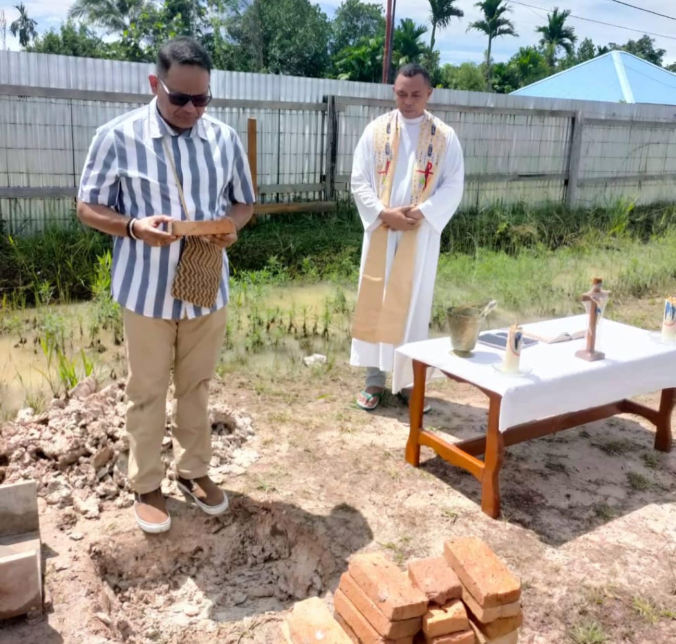Pj. Bupati Mappi Lakukan Peletakan Batu Pertama Pembangunan Taman Doa Gua Maria Di Kota Kepi