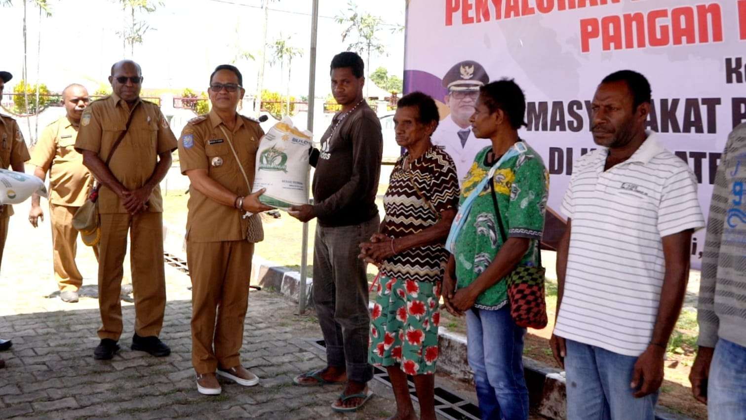 Pj. Bupati Mappi Salurkan Beras Cadangan Pangan Pemerintah Tahap II