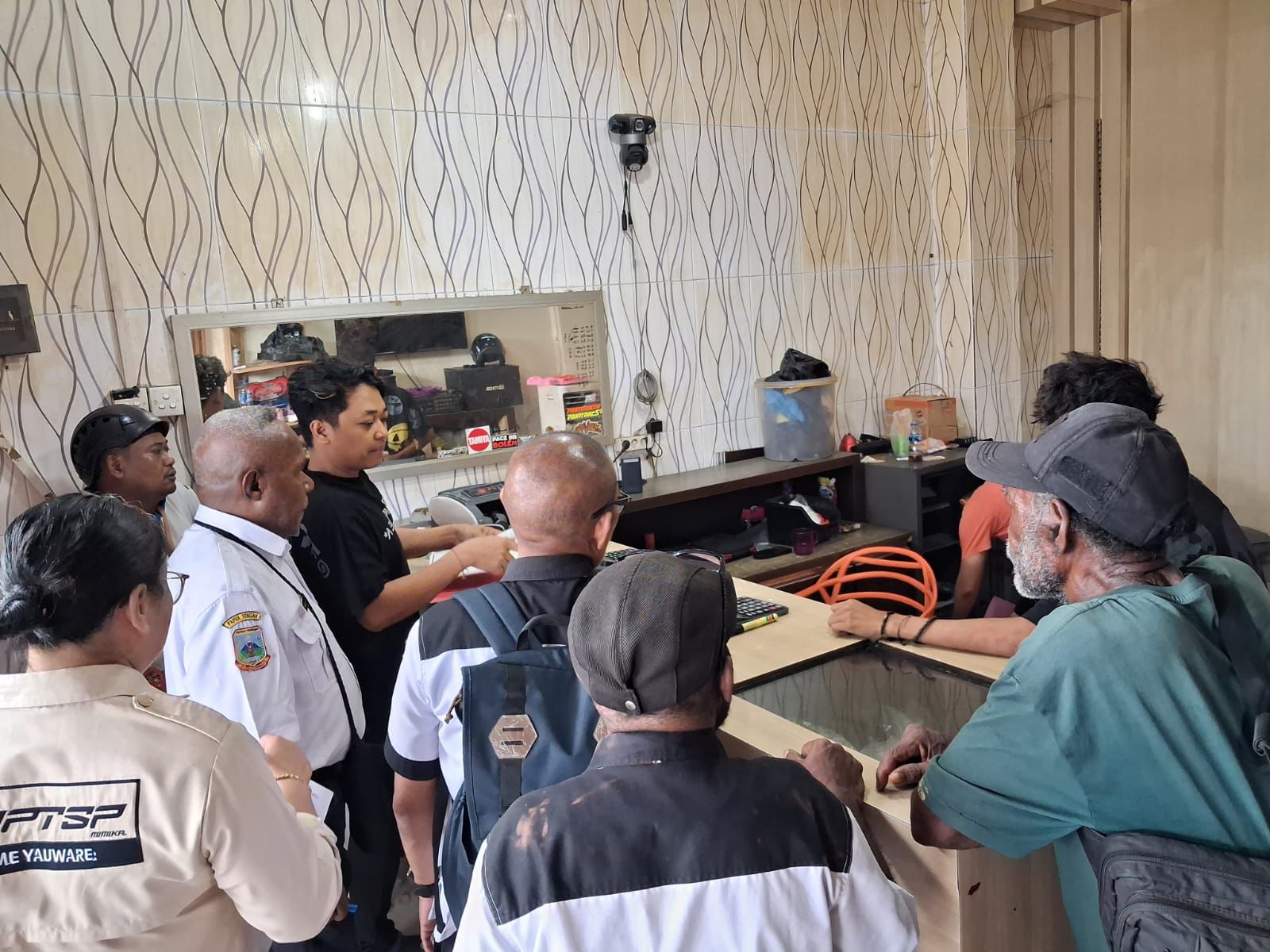 DPMPTSP Mimika Gelar Sidak Toko Emas, Tekankan Kepatuhan Perizinan dan Fiskal