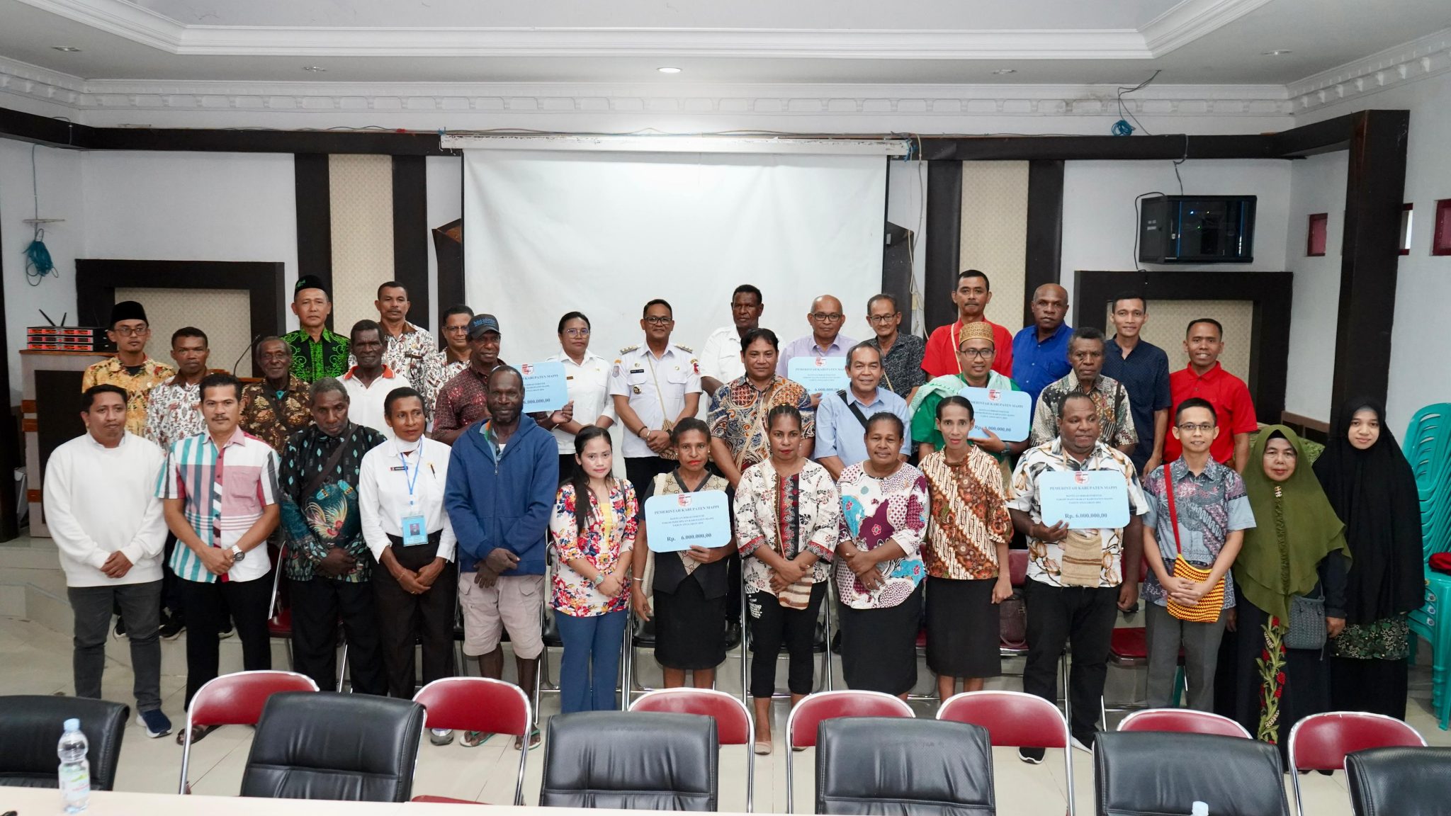 Pj. Bupati Mappi Serahkan Insentif Tokoh Agama, Adat, Masyarakat, Perempuan dan Pemuda TA. 2024