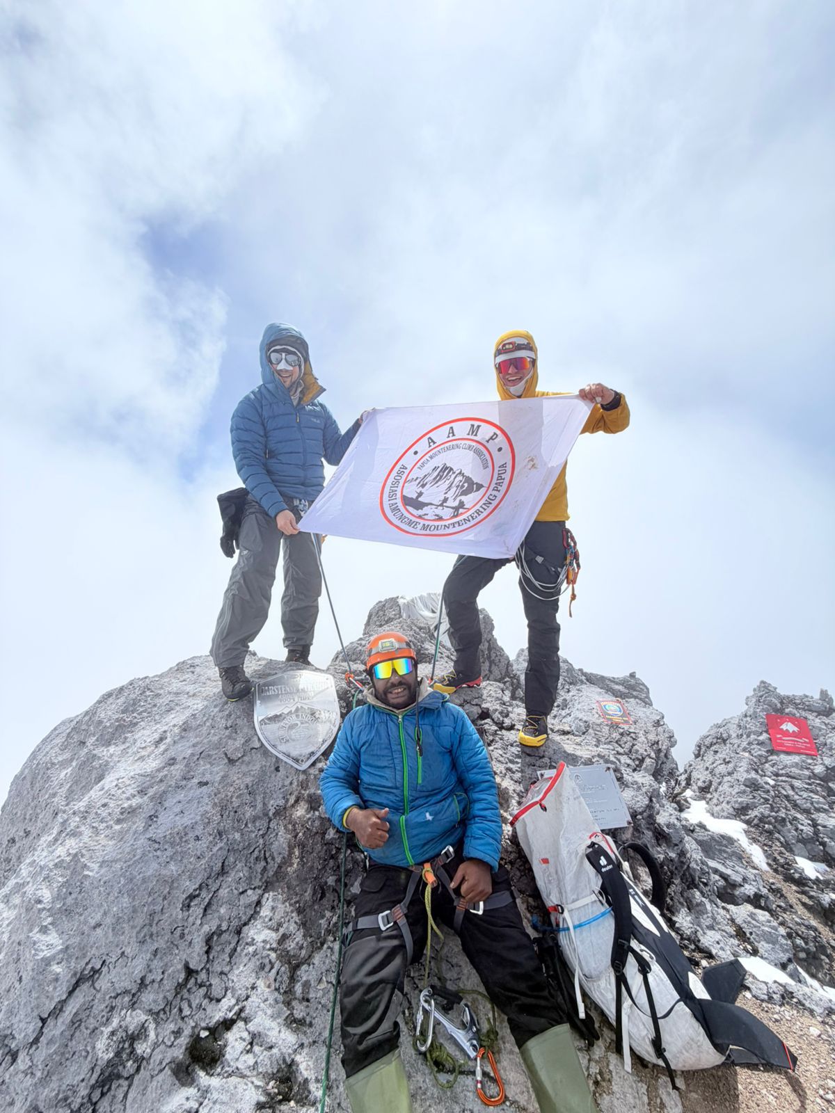 Menaklukkan Langit Nemangkawi: Kisah Venus Beanal, Pemuda Amungme yang Menolak Jadi Penonton